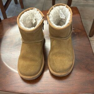 Girls tan, sherling lined boots